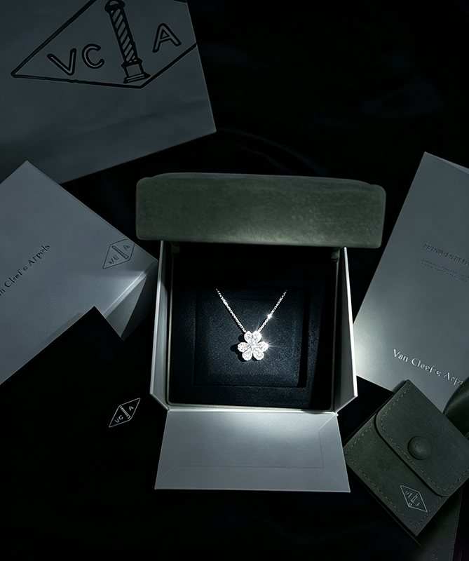 Van Cleef Frivole Pendant Small Model 18K White Gold Diamond | VCARD31800