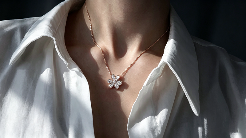 Van Cleef Frivole Pendant Small Model 18K White Gold Diamond | VCARD31800